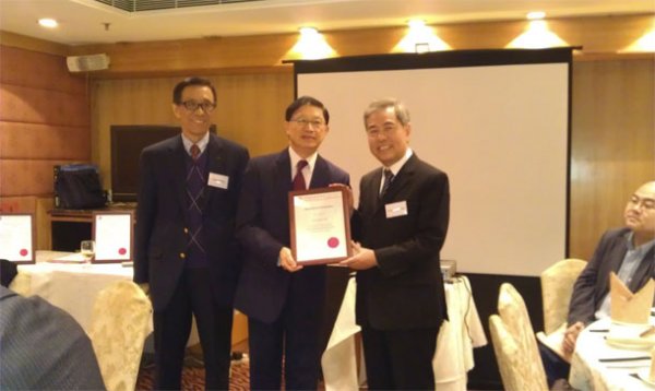 Founder President Dr. Albert Wong and President Mr. Michael Fan presented Advisor Certificate to Mr. Fung Wang Hing – Former Census & Statistics Commissioner.