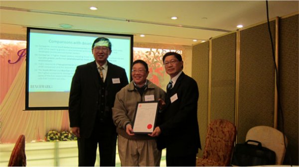 President Mr. Michael Fan and Vice President Mr. Ocean Chan presented Fellowship Certificate to Ms. Elsa Pau – Chief Editor of Benchmark Magazine