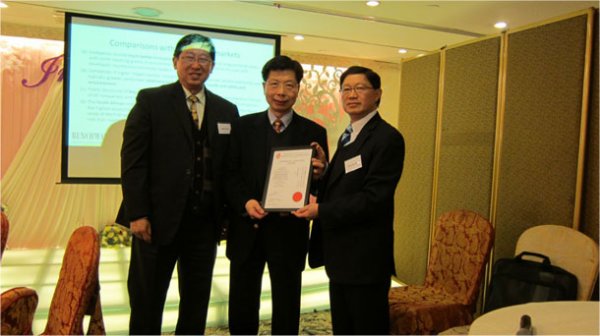 President Mr. Michael Fan and Vice President Mr. Ocean Chan presented Fellowship Certificate to Mr. Peter Yip – CEO of CSG Worldwide Consultancy Ltd.